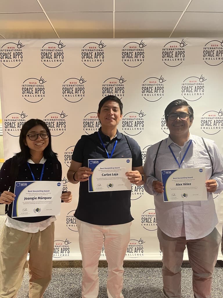 Joangie Márquez, Carlos Loja and Alex Vélez holding the Best Storytelling certificates